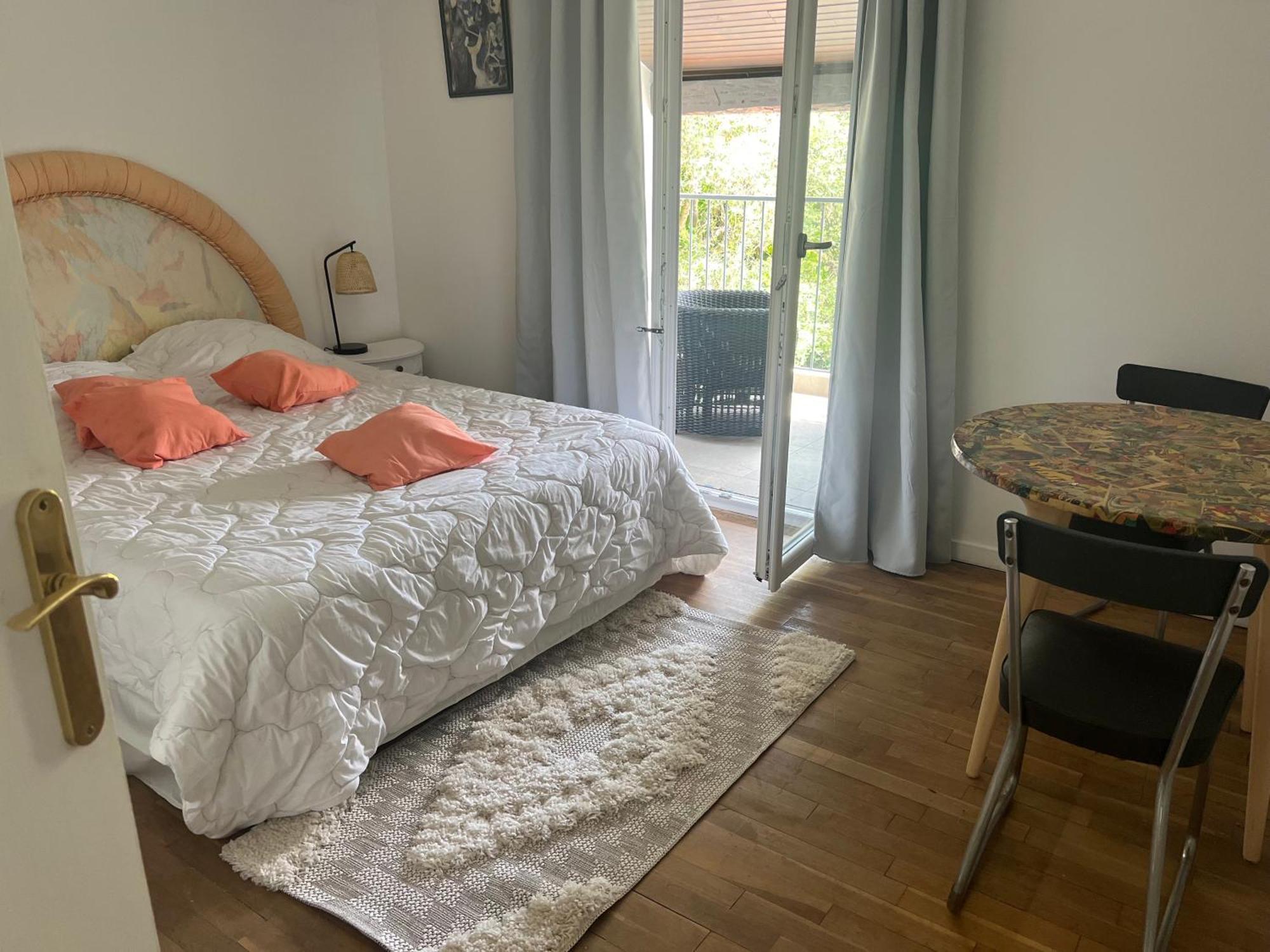 Etage Prive Dans Maison Chaleureuse Avec Piscine Maison d'hôtes