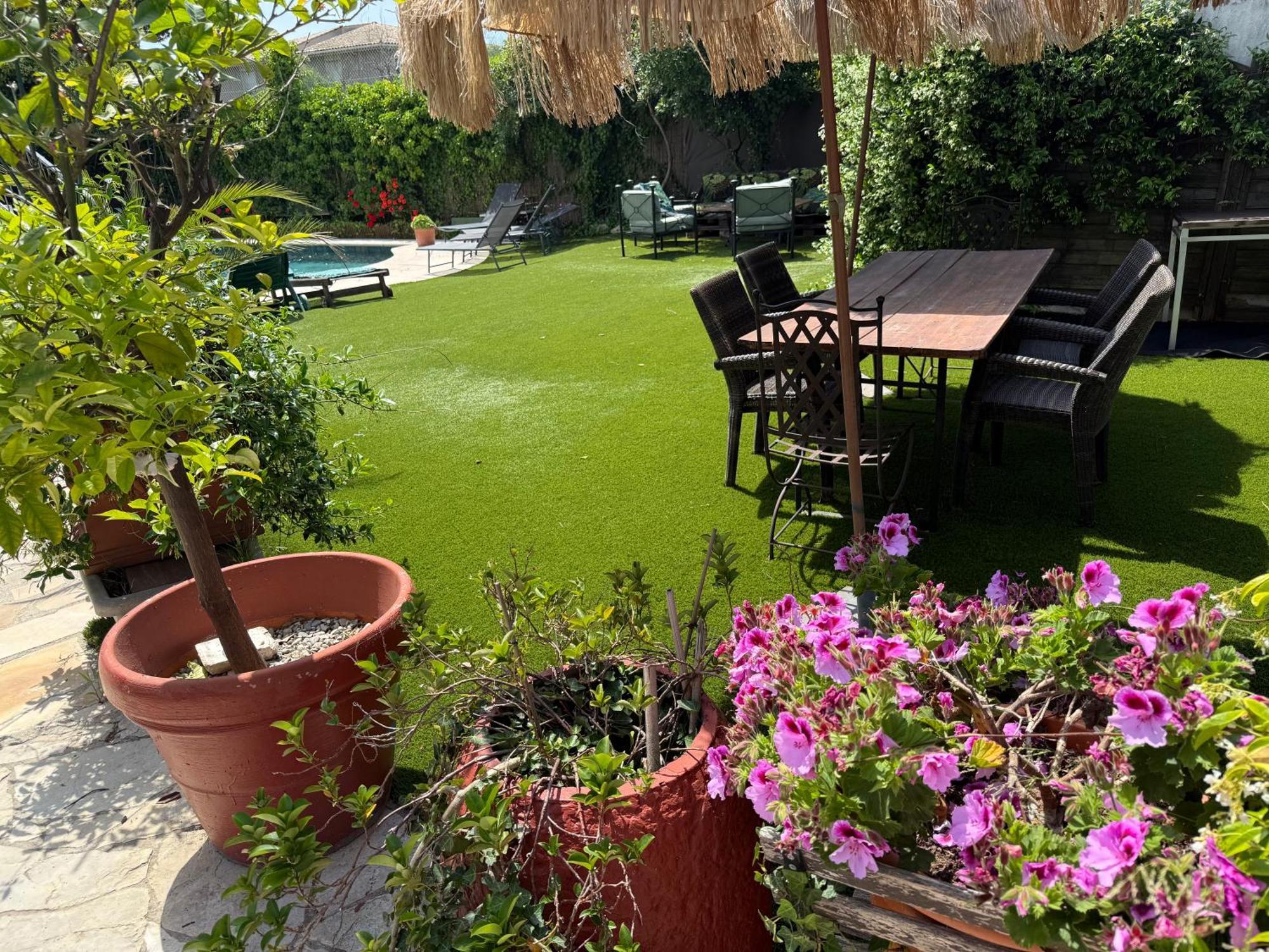Etage Prive Dans Maison Chaleureuse Avec Piscine Maison d'hôtes *