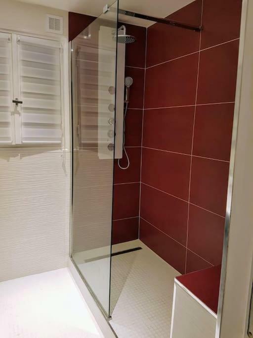 Etage Prive Dans Maison Chaleureuse Avec Piscine Antibes