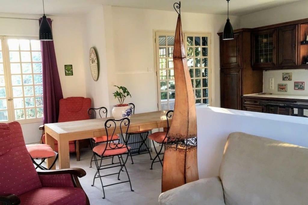 Etage Prive Dans Maison Chaleureuse Avec Piscine